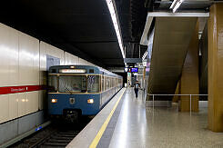 A-Wagen 206 als U2 im U-Bahnhof Giesing (Bahnhof)