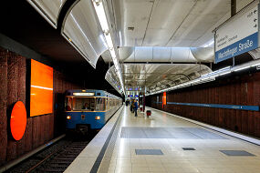 A-Wagen 210 als U3 im U-Bahnhof Machtlfinger Straße