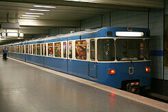 A-Wagen 214 als U3 im U-Bahnhof Goetheplatz