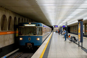 A-Wagen 214 als U3 im U-Bahnhof Olympiazentrum
