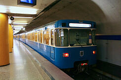 A-Wagen 217 als U6 im U-Bahnhof Poccistraße