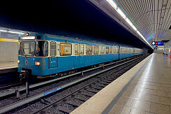 A-Wagen 219 als U4 im U-Bahnhof Richard-Strauss-Straße