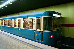 A-Wagen 221 als U2 im U-Bahnhof Untersbergstraße