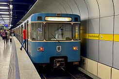 A-Wagen 223 als U4 im U-Bahnhof Hauptbahnhof