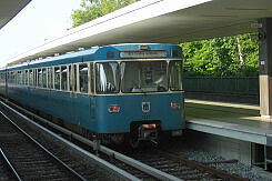 A-Wagen 225 als U6 im U-Bahnhof Kieferngarten