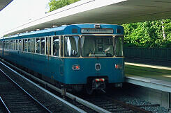 A-Wagen 225 als U6 im U-Bahnhof Kieferngarten