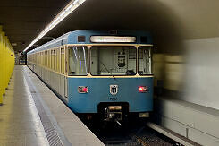 A-Wagen 230 als Kurzzug auf der U1 im U-Bahnhof Fraunhoferstraße