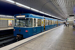 A-Wagen 233 mit frischer Lacksanierung als U4 im U-Bahnhof Richard-Strauss-Straße