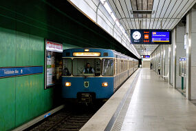 A-Wagen 235 als U3 im U-Bahnhof Forstenrieder Allee