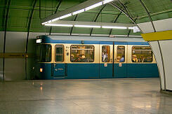 A-Wagen 242 im U-Bahnhof Odeonsplatz (U4/U5)