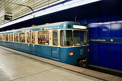 A-Wagen 248 als U3 im U-Bahnhof Brudermühlstraße