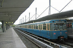 A-Wagen 250 als U6 im U-Bahnhof Garching-Hochbrück