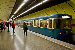 A-Wagen 251 als U1 im U-Bahnhof Sendlinger Tor