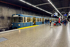 A-Wagen 301 als U1 im U-Bahnhof Hauptbahnhof