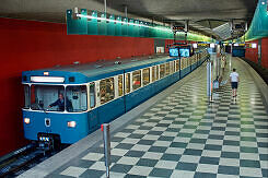 A-Wagen 303 als U2 im U-Bahnhof Josephsburg