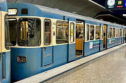 A-Wagen 304 als U4 im U-Bahnhof Hauptbahnhof