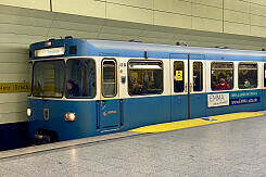 A-Wagen 304 als U4 im U-Bahnhof Karlsplatz (Stachus)