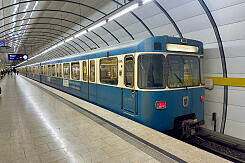 A-Wagen 304 als U4 im U-Bahnhof Lehel