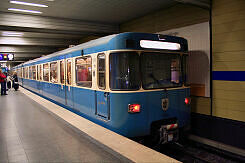A-Wagen 308 als U3 im U-Bahnhof Sendlinger Tor
