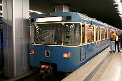 A-Wagen 312 als U2 im U-Bahnhof Hauptbahnhof