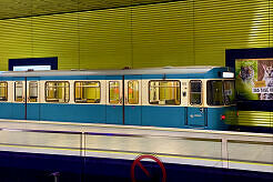 A-Wagen 313 als U3 im U-Bahnhof Münchner Freiheit