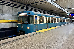 A-Wagen 313 als U4 im U-Bahnhof Prinzregentenplatz