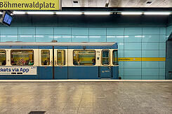 A-Wagen 315 als U4 im U-Bahnhof Böhmerwaldplatz
