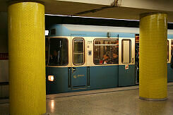 A-Wagen 317 als U2 im U-Bahnhof Fraunhoferstraße