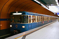 A-Wagen 320 als U6 im U-Bahnhof Marienplatz