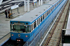 A-Wagen 323 als U6 im U-Bahnhof Fröttmaning