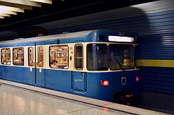 A-Wagen 323 im U-Bahnhof Westendstraße