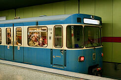 A-Wagen 326 als U5 im U-Bahnhof Michaelibad