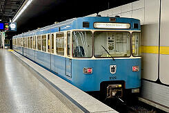 A-Wagen 329 als Überführungsfahrt im U-Bahnhof Innsbrucker Ring