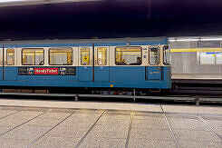 A-Wagen 335 als U4 im U-Bahnhof Richard-Strauss-Straße