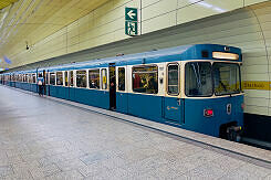 A-Wagen 337 als U4 im U-Bahnhof Karlsplatz (Stachus)