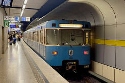 A-Wagen 343 als U5 im U-Bahnhof Hauptbahnhof