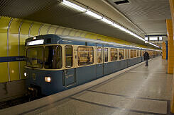 A-Wagen 344 als U6 im U-Bahnhof Westpark