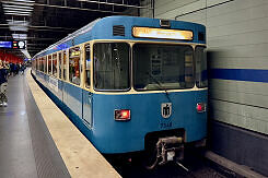 A-Wagen 348 als U3 im U-Bahnhof Odeonsplatz