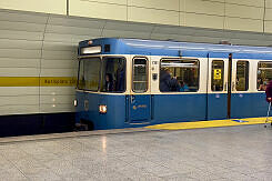 A-Wagen 351 als U4 im U-Bahnhof Karlsplatz (Stachus)