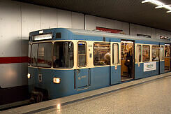 A-Wagen 352 als U1 im U-Bahnhof Hauptbahnhof