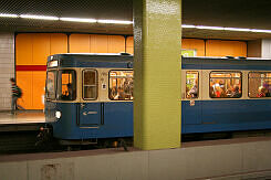 A-Wagen 355 im U-Bahnhof Kolumbusplatz