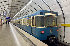 A-Wagen 357 als U5 im U-Bahnhof Lehel