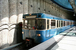 A-Wagen 358 als U1 im U-Bahnhof St.-Quirin-Platz