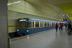 A-Wagen 359 als U4 im U-Bahnhof Stachus