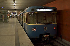 A-Wagen 362 als U2 im U-Bahnhof Messestadt West
