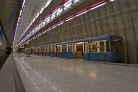 A-Wagen 368 als U1 im U-Bahnhof Mangfallplatz