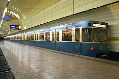 A-Wagen 369 als U5 im U-Bahnhof Karlsplatz (Stachus)