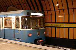 A-Wagen 370 im U-Bahnhof Theresienwiese