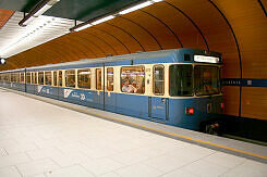 A-Wagen 370 als U6 im U-Bahnhof Marienplatz