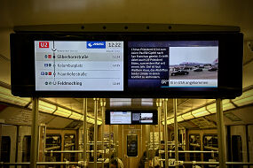 Nachgerüstetes Fahrgastfernsehen "Münchner Fenster" im A-Wagen